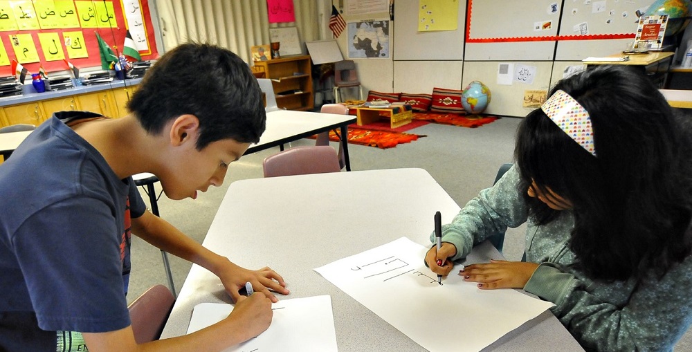 学生在图森统一学区的阿拉伯语课程中共同努力。图片Courtesy Tucson Unified School District