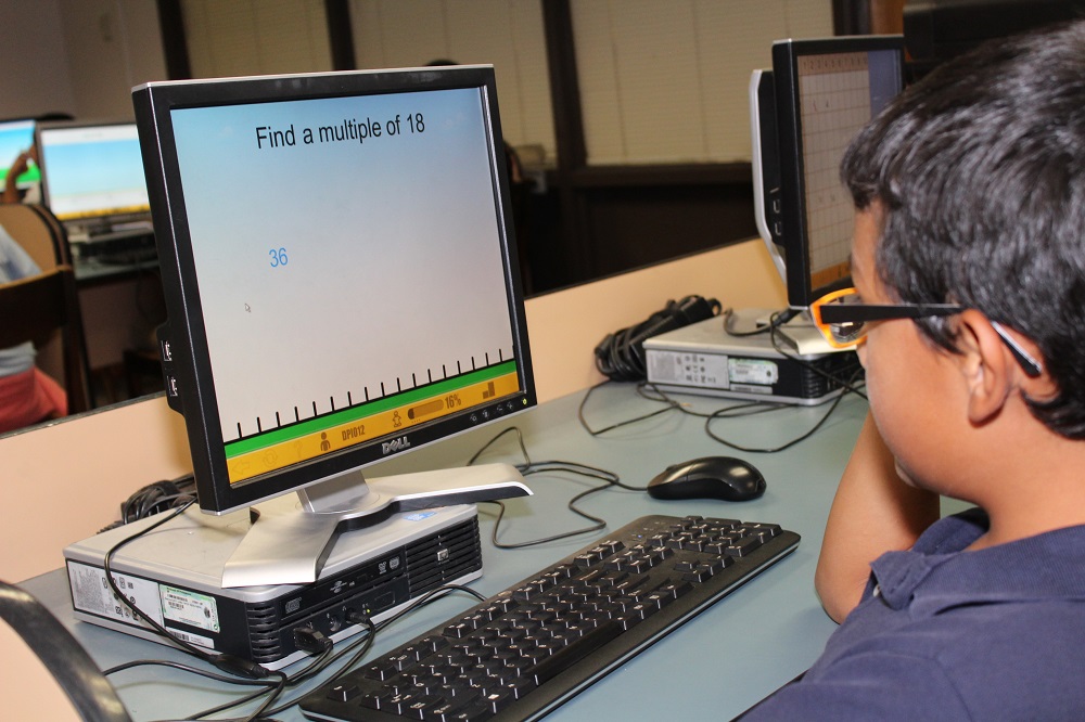 奥斯本学区的一名学生在他的数学课程中使用圣数学程序。照片由APS基金会提供