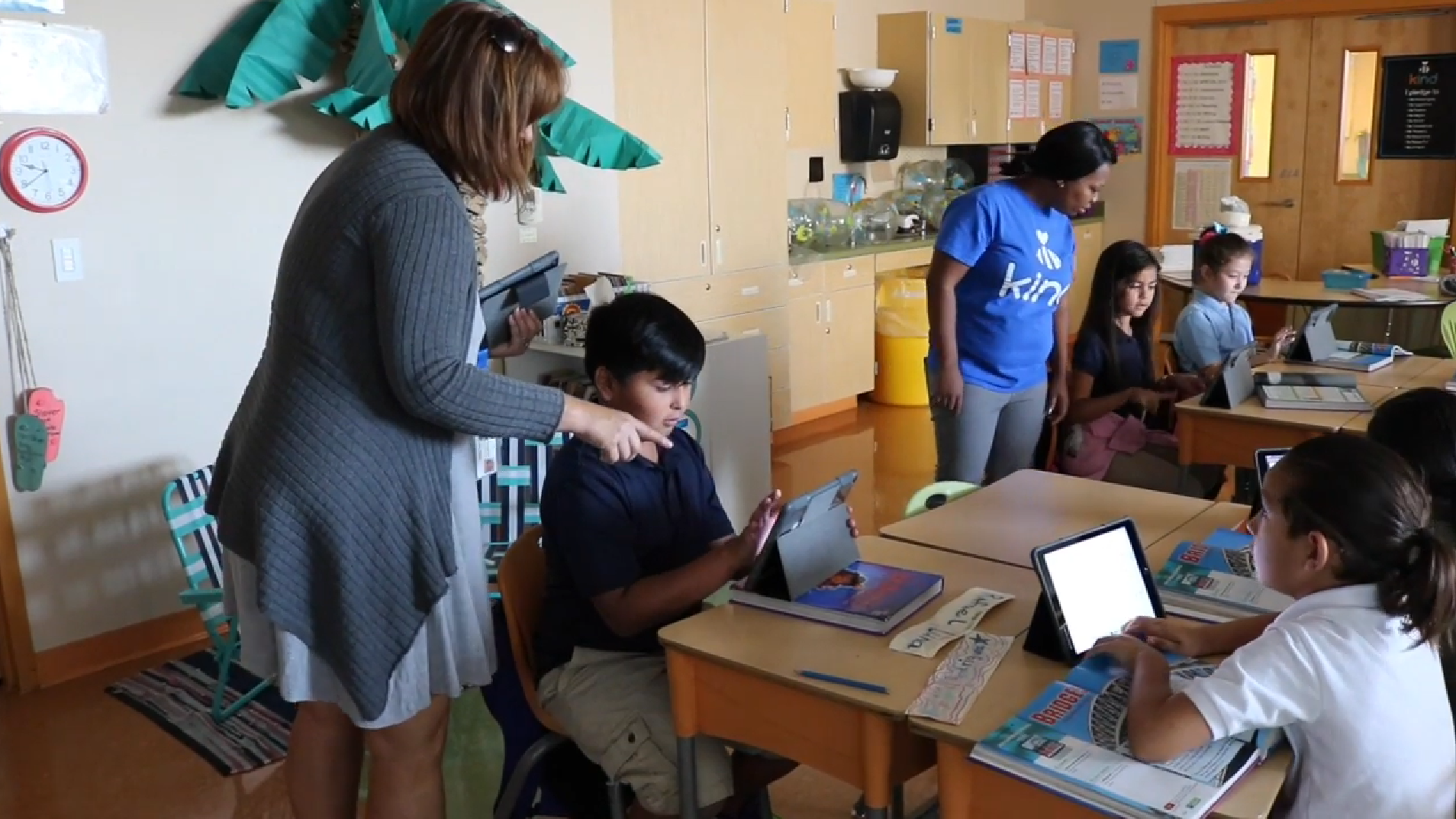 Pendergast小学教师Lisa Slover和Michelle Longmire帮助三年级的学生在课堂上致力于课程。照片礼貌劳伦·黑人/ Azednews