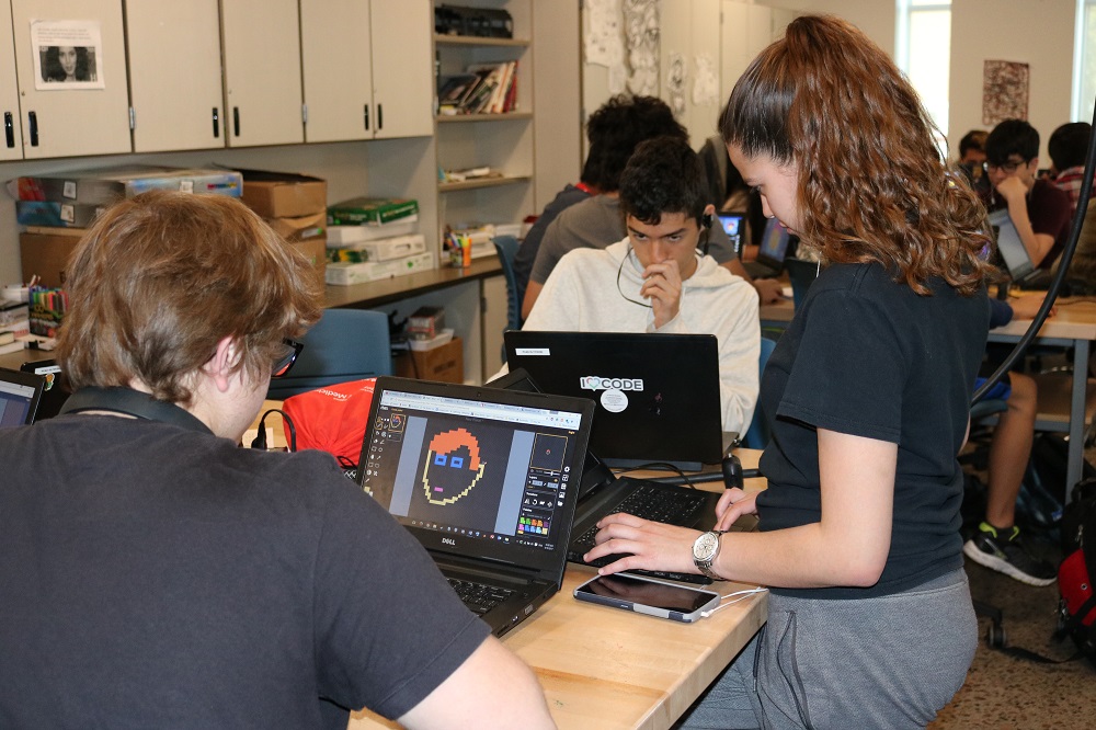 凤凰编码学院的学生从事作业。照片由凤凰联合高中