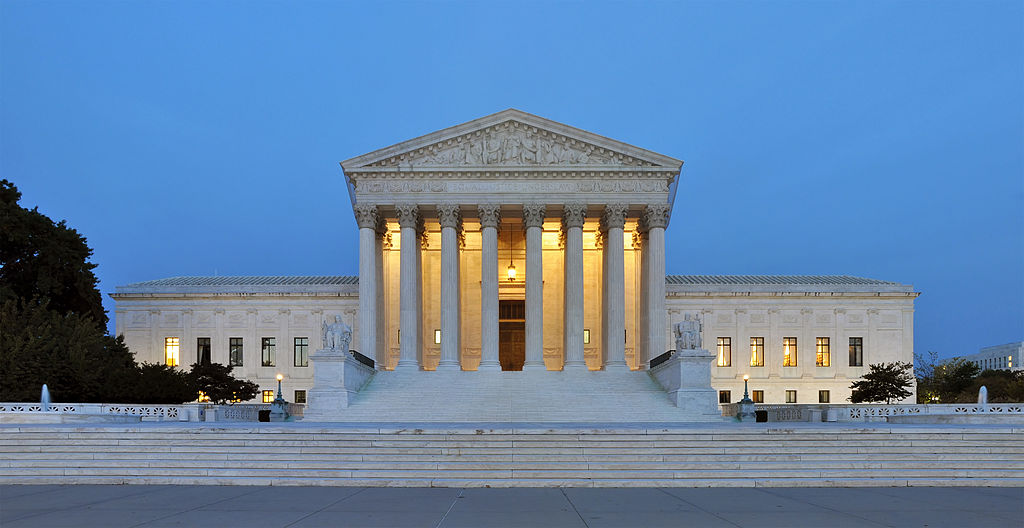 全景美国最高法院大楼西立面的黄昏在华盛顿特区美国. .照片由乔拉维使用3.0