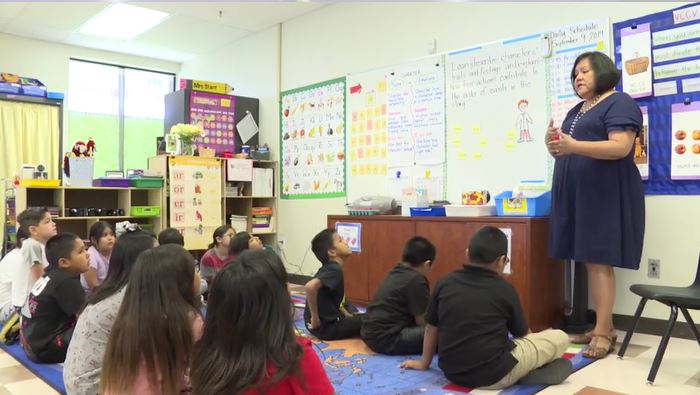 亚利桑那教育基金会的2020年亚利桑那州亚利桑那州老师在萨尔河小学的三年级学生上课堂上课。照片由亚利桑那州教育基金会亚利桑那州2020年年度教师视频