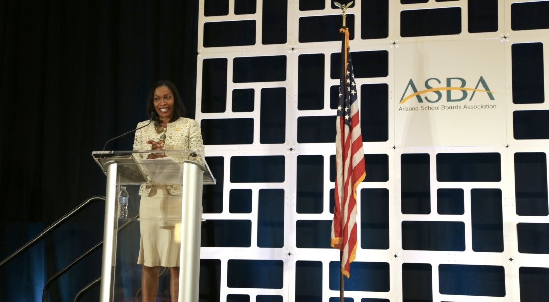与其他教育倡导者建立关系是亚利桑那学校董事会协会新任执行董事Sheila Harrison-Williams博士的关键重点，他在2019年12月19日在ASBA年度会议上发表了讲话。