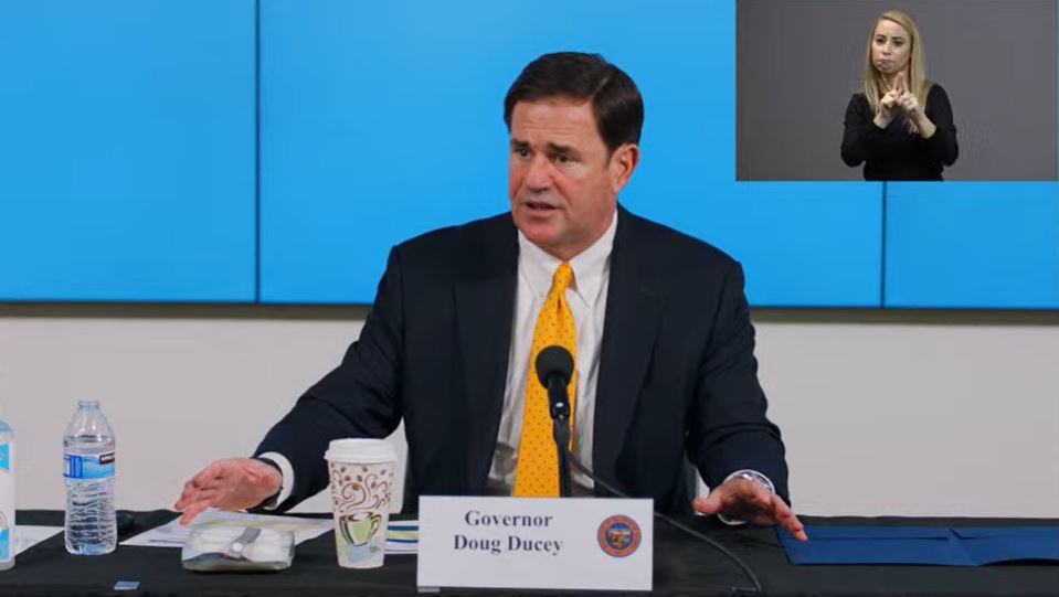 州长道格·杜西(Doug Ducey)表示，亚利桑那州人需要在2020年6月25日的新闻发布会上采取行动减少COVID-19病例。照片由亚利桑那卫生服务部提供