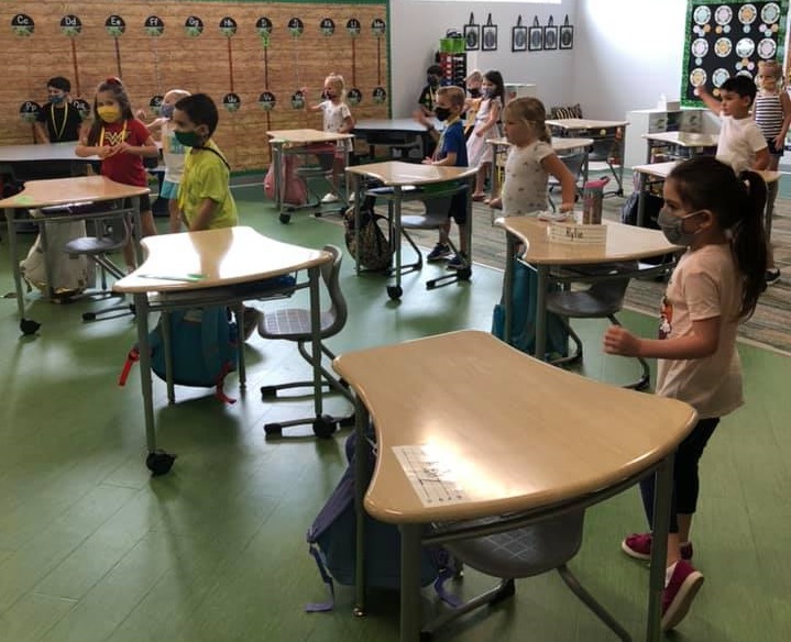 Silver Valley小学的幼儿园学生参加了室内休息时间，以保持积极活跃并提高创造力，同时在亚利桑那州的热火中保持安全。照片由皇后溪统一学区提供。